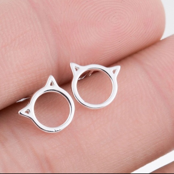 🔴 5/$20 Dainty cat earrings NEW - Picture 5 of 5